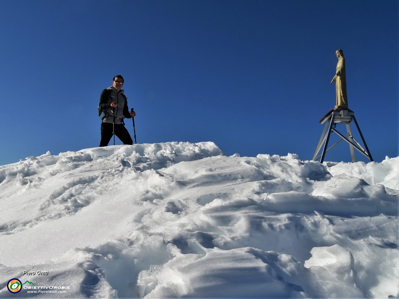 39 Raffaele,  la prima volta alla Madonnina del Baciamorti (2009 m) pestando neve!.JPG -                                